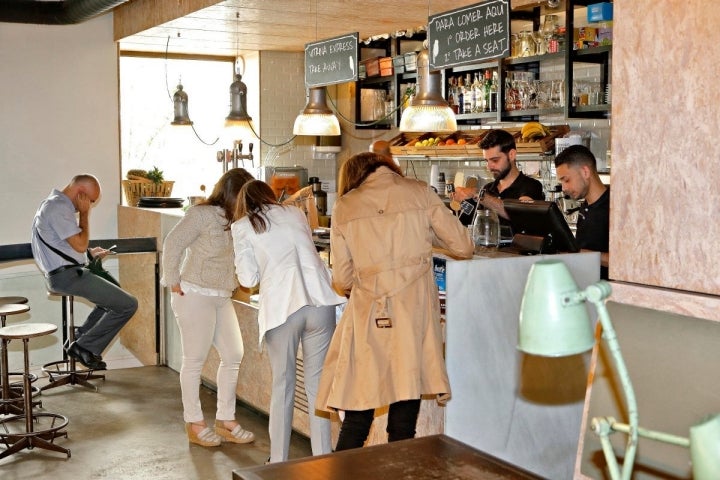 La clientes pidiendo en la barra de uno de los locales de 'Magasand', en Madrid.