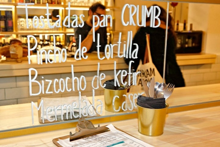 Escaparate de la sandwichería 'Crumb' en Madrid con alguna de las especialidades pintadas.