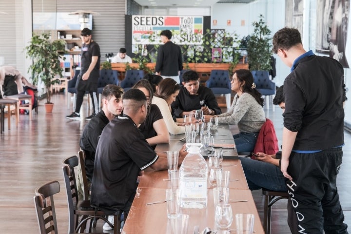 Los alumnos en el momento de su comida, antes de iniciar el servicio.