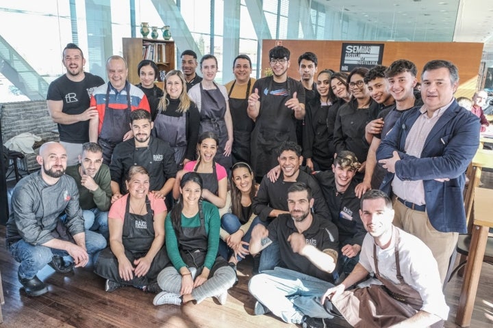 Foto de familia con profesores, alumnos y Carlos Maldonado.