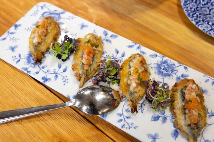 Bocartes rebozados con crema de cabrales, de vinagreta de manzana y huevas de trufa.