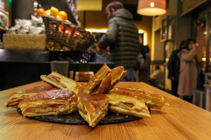 Alrededor del museo hay otras citas inaplazables, como esta, con los pintxos del 'Sacacorchos'.