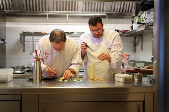 El el chef Josemi Olazabalaga emplatando junto a un miembro de su equipo.