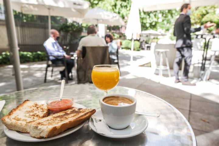 Desayuno completo en la Cafetería Berlín (Instituto Goethe) con su zumo natural de naranja, café y barrita de pan con tomate natural.