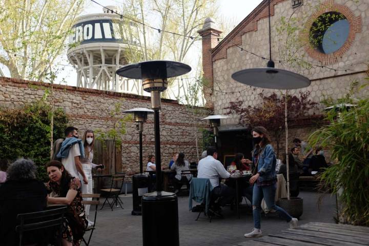 Imagen de varias personas en la terraza interior del local La Cantina, de El Matadero de Madrid.
