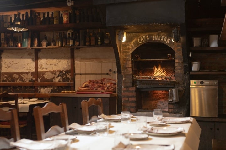 Parrilla y comedor del asador 'Casa Julián' de Tolosa