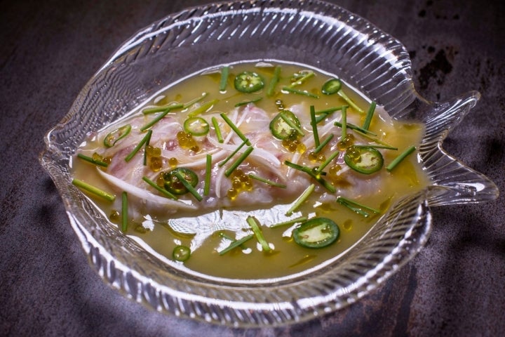 Tiradito de 'peixe' con jalapeños ardientes.