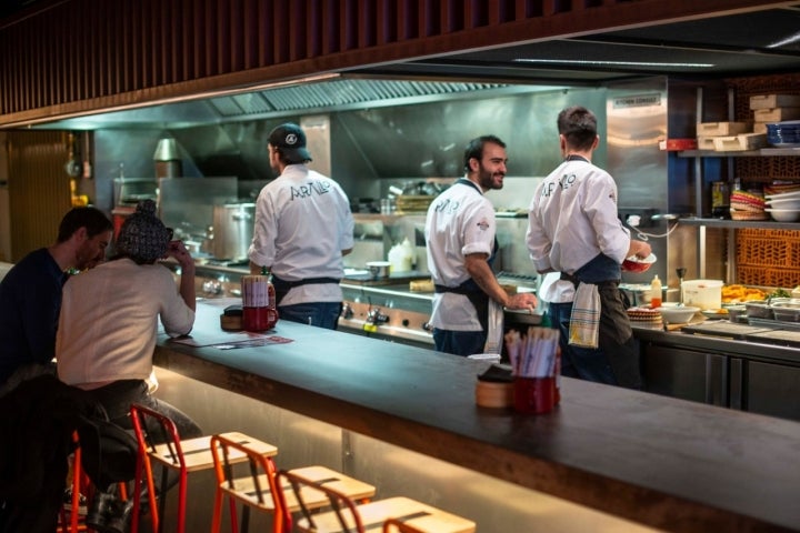 Los comensales comparten barra con los cocineros-camareros.