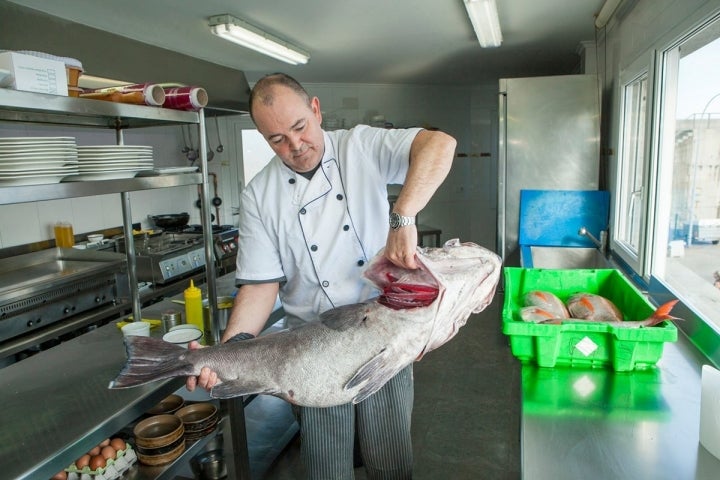 El chef de la casa limpia, trocea y cocina él mismo el pescado.