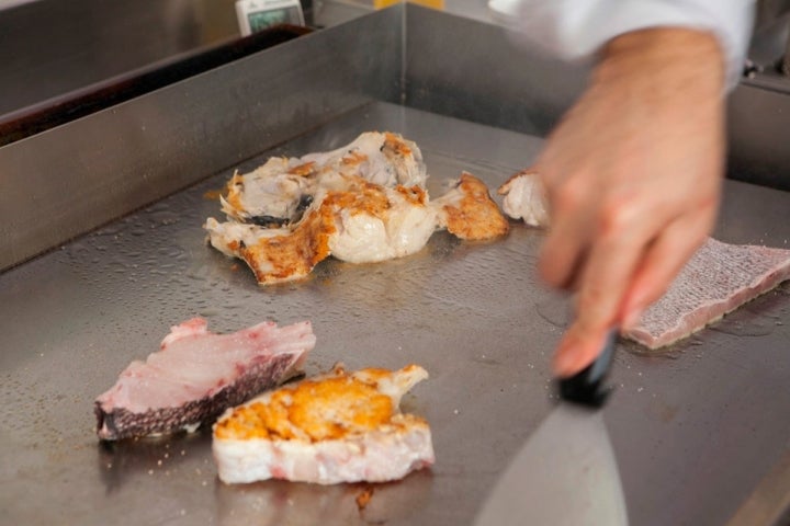 El uso y limpieza de la plancha, fundamentales para cuidar el sabor del pescado.