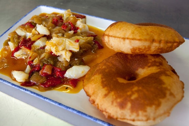 Los tortos, pan de maíz frito, con el revuelto de bacalao de Manolo, un lujo.