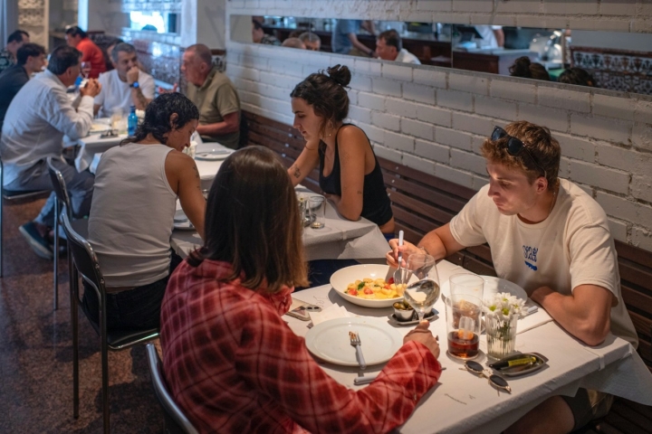 Clientes de la taberna Martha (Madrid).