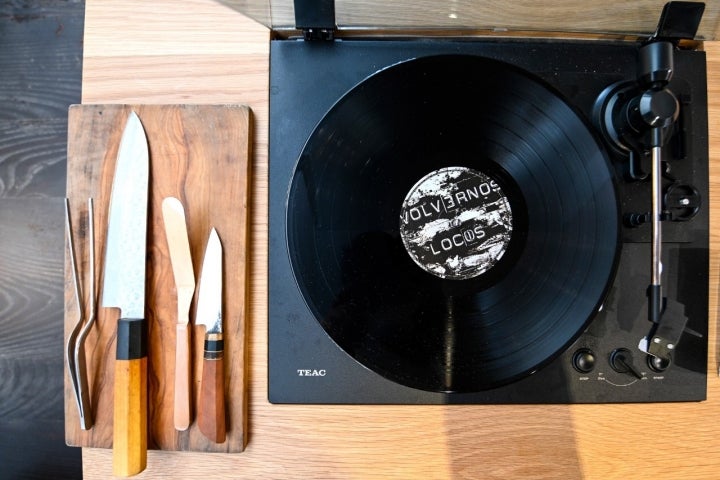 La experiencia se ameniza al ritmo de los vinilos de su colección particular.