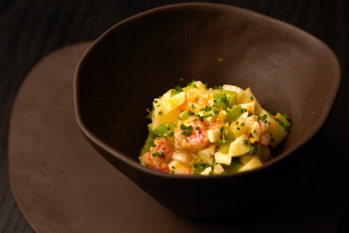 Bogavante, cebolleta fresca, pimiento verde, huevo cocido y patata.