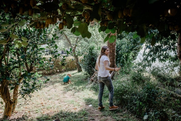 Lucía y Mauro, manos en tierra, en la huerta familiar en las afueras de Santiago.