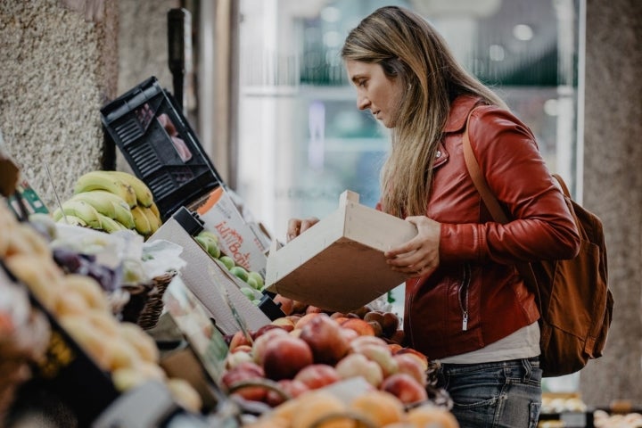 Lucía seleccionando higos en el Mercado de Abastos.