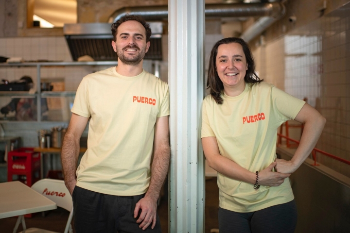 Carlos Fernández y Andrea Corral en el comedor de Puerco. 