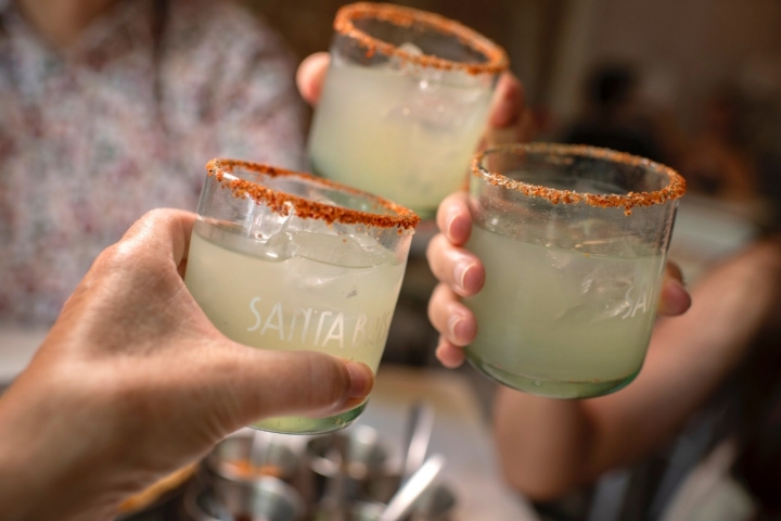 Un brindis con margaritas, perfectos para acompañar la comanda. 