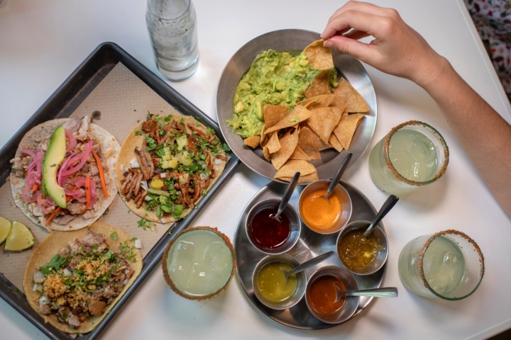 Los tacos de la casa: Pastor, Carnitas y puerco. Las 5 salsas de menos a mas picante: Verde, Rojo tatemada, verde tatemada, cacahuate y mocha.