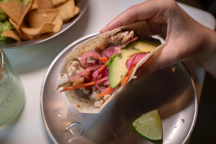  El emblemático taco Puerco, acabado con chicharrón, zanahoria y cebolla encurtida y aguacate. 