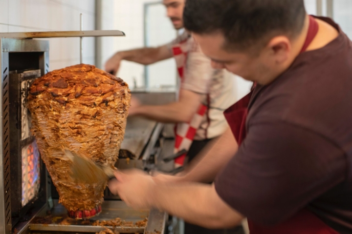 Para el taco pastor, las piezas de cerdo se insertan a mano en el trombo y se cocina antes del servicio para que resulte jugoso y fresco. 