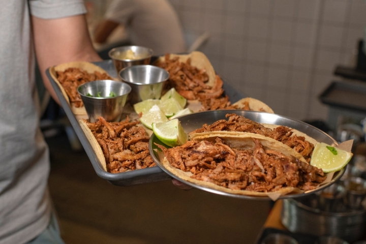 Tacos bien servidos, con relleno abundante que impide cerrarlos, como tiene que ser. 