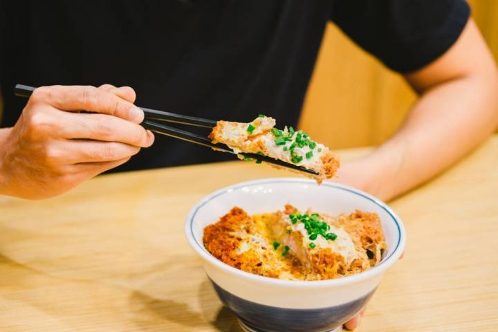 Con palillos o tenedor, la tendencia será ahora comer 'tonkatsu'