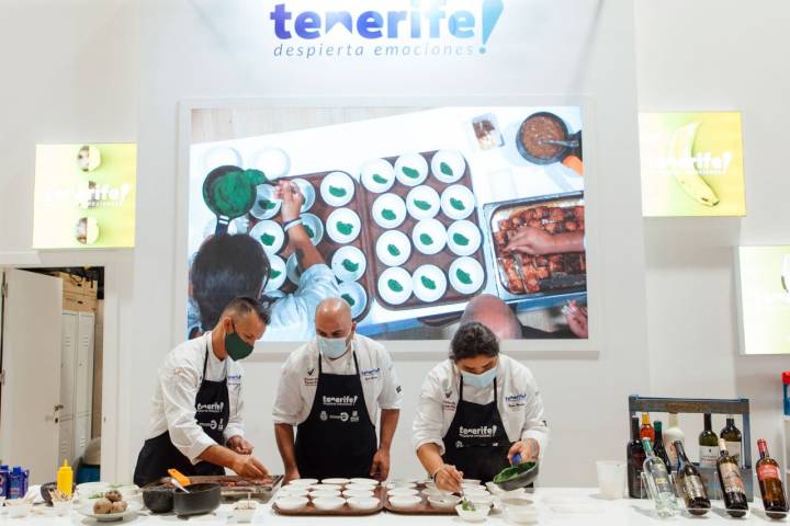 Varios cocineros emplatan en el stand de Tenerife en Madrid Fusión 2021.