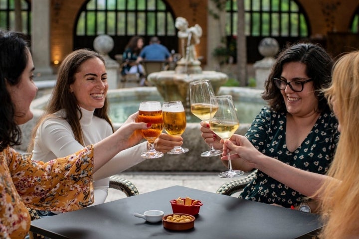 Un brindis que celebra la apertura de esta terraza de lujo.