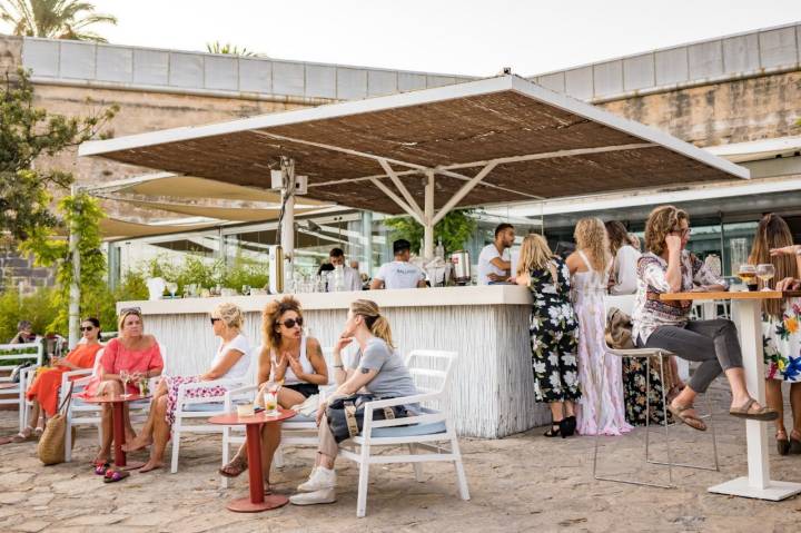 Terrazas en Palma: Es Baluard Restaurant & Lounge (clientas en la terraza)