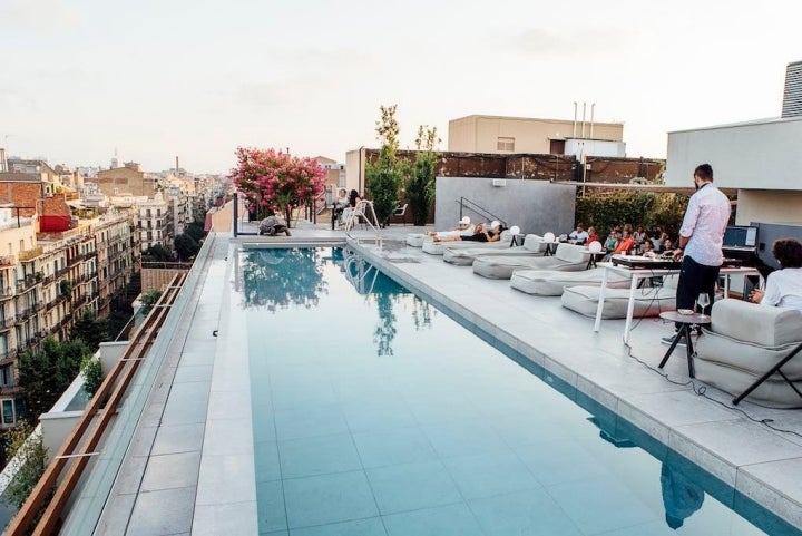 Piscina infinity en los tejados de Barcelona.