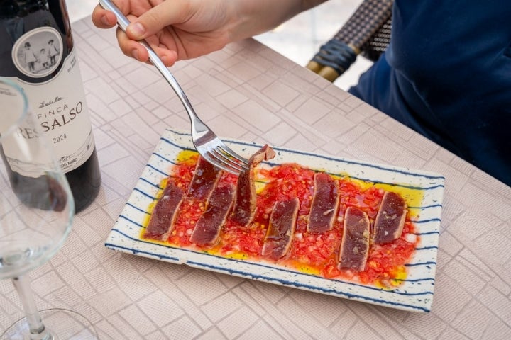 El Bigote: lomo de atún semicurado sobre una base de tomate y cebolla.