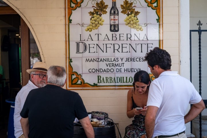 Una taberna especializada en manzanillas y jereces, en los vinos del Condado de Huelva y en vermús.