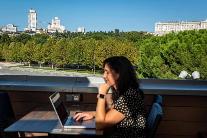 Una chica trabaja con su ordenador en la terraza de Café del Río.
