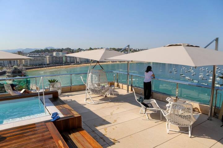 La propuesta del 'Lasala' es especial porque la terraza, un solárium con piscina, tiene un aforo muy limitado.