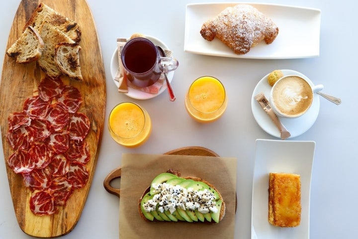 Entre las 11 y las 12 de la mañana sirven desayunos y se paga de promedio 5 euros.