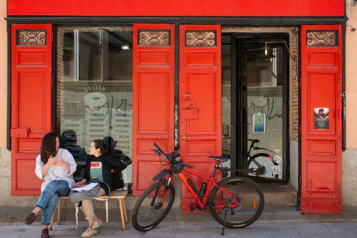 La tienda-café 'Delish Vegan' se encuentra en una calle tranquila a pocos metros del madrileño Centro Cultural Conde Duque.