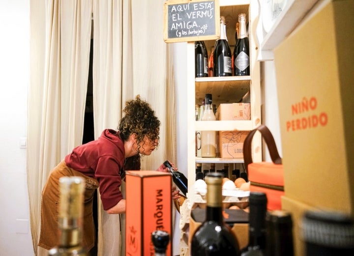Mujer y cajas de vino en la tienda.