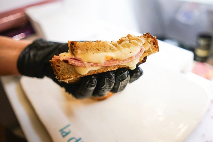 Sándwich de jamón y queso.