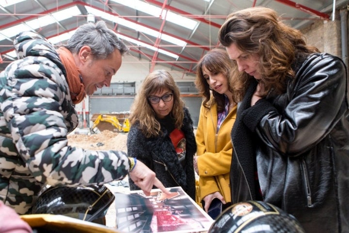 Sergio muestra el boceto de la barra de coctelería y de la bodega, la carta de bienvenida del restaurante. Todo lo han diseñado junto al arquitecto Carlos Ferrater. Al lado del cocinero, Pilar Portero, Almudena Martín y María Ritter, de Guía Repsol.