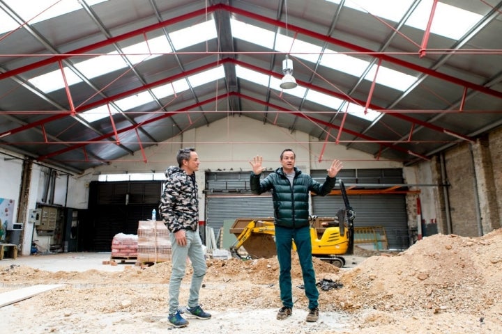 Los barceloneses en el centro de la antigua nave que sirvió de taller de neumáticos, en el Barrio de Les Corts. La luz natural lo inunda todo.