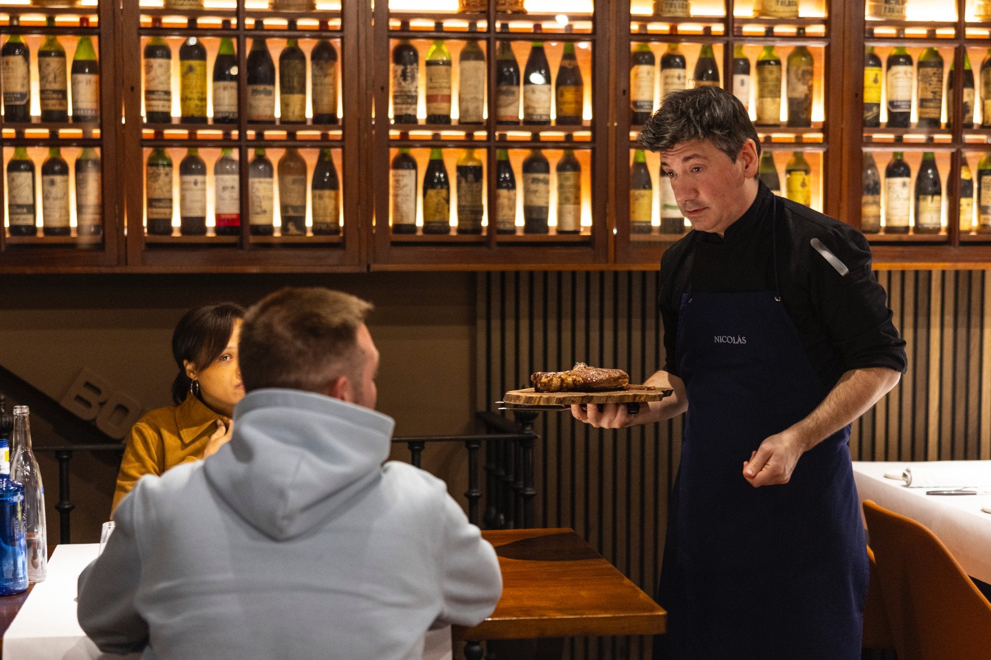 Xabier Ruiz atiende a clientes en el asador Nicolás