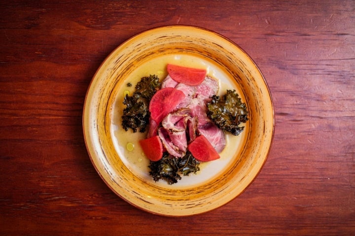 La 'presa de porco' (presa de cerdo) se parece al 'bife à portuguesa' y a la 'bifana' (bocadillo típico portugués) por su salsa