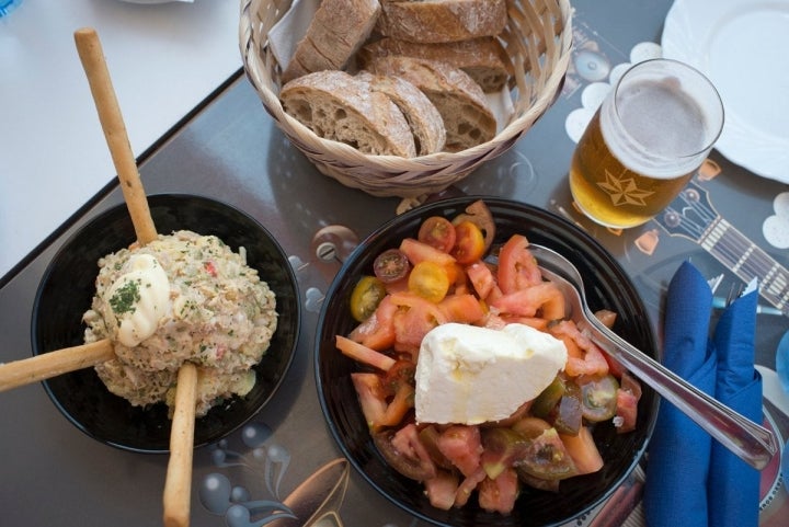 Bar Troita (Playa de Boa Grande): ensaladilla rusa y ensalada de tomate y queso de Cebreiro