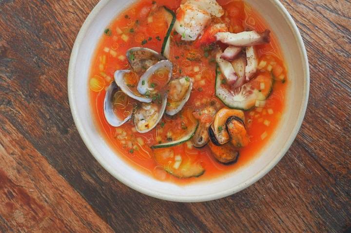 Sopa fría de tomate y marisco. Foto: Facebook.