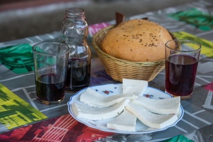 Plato de queso de Valsequillo de la Isla de Gran Canaria, junto al vino del guachinche Bodega El Zacatín, en Tenerife.