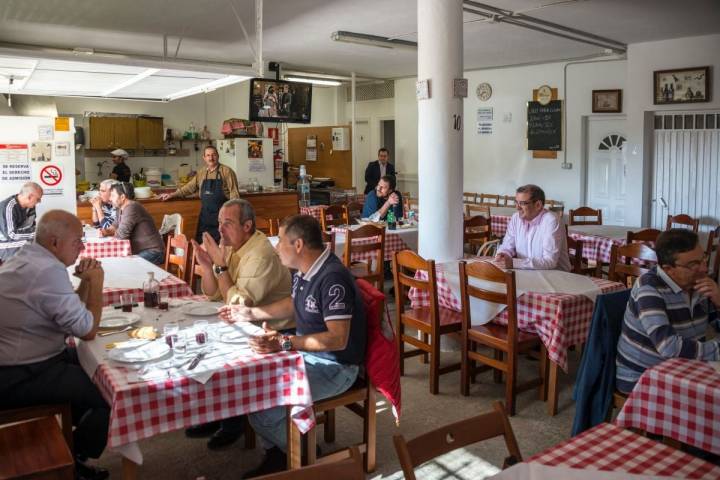 El salón comedor del guachinche Quintero, en Tenerife, lleno de clientes habituales.
