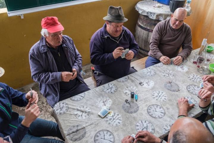 Los hombres juegan a las cartas en el guachinche Zacatín, en Tenerife.