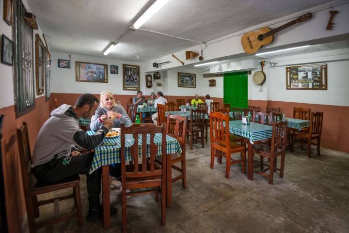 El salón comedor del guachinche Las Galanas, con algunas de las mesas con clientes de la zona.