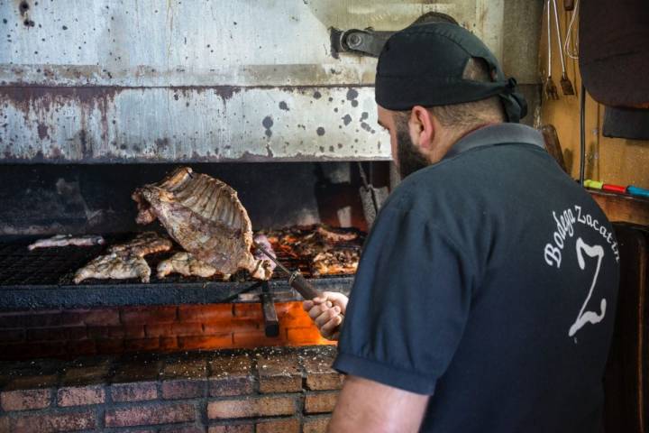 Asando el costillar de cerdo, o churrasco, en el guachinche Bodega El Zacatín, en Tenerife.